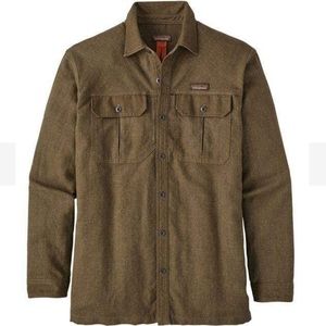 NWOT Patagonia Men’s Farrier Shirt size Medium, dark green